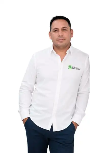 Juan Carlos Hernández Vesga, Gerente General y Representante Legal de GRUPO EMPRESARIAL EJECUTAR S.A.S. (FumiCenter)
