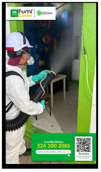 Fumigación profesional en Santa Marta: técnico de FumiCenter con equipo de protección aplicando insecticida (foto 01)