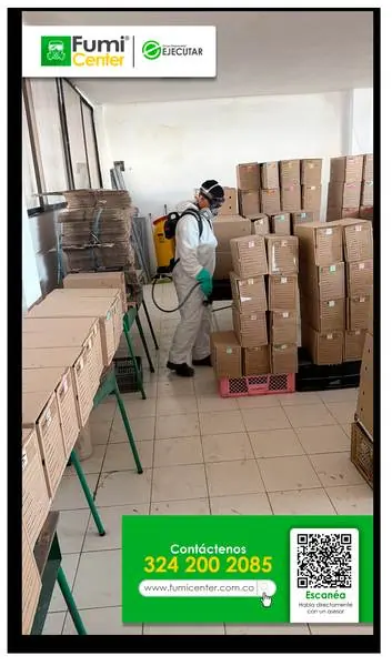 Fumigación profesional en Santa Marta: técnico de FumiCenter con equipo de protección aplicando insecticida (foto 02)