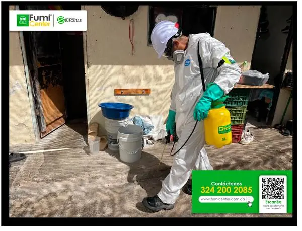 Fumigación profesional en Santa Marta: técnico de FumiCenter con equipo de protección aplicando insecticida (foto 03)