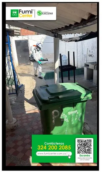 Fumigación profesional en Santa Marta: técnico de FumiCenter con equipo de protección aplicando insecticida (foto 08)