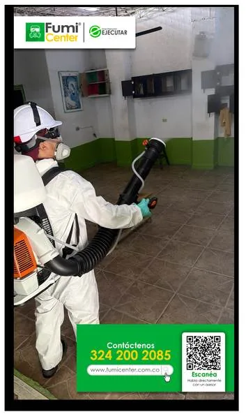Fumigación profesional en Santa Marta: técnico de FumiCenter con equipo de protección aplicando insecticida (foto 11)