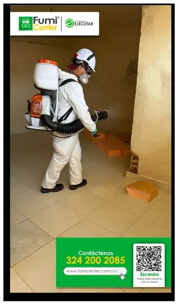 Fumigación profesional en Santa Marta: técnico de FumiCenter con equipo de protección aplicando insecticida (foto 12)