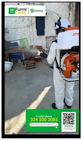 Fumigación profesional en Santa Marta: técnico de FumiCenter con equipo de protección aplicando insecticida (foto 13)
