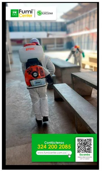 Fumigación profesional en Santa Marta: técnico de FumiCenter con equipo de protección aplicando insecticida (foto 17)