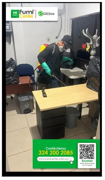 Fumigación profesional en Santa Marta: técnico de FumiCenter con equipo de protección aplicando insecticida (foto 20)