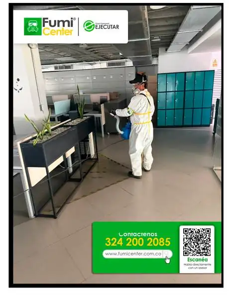 Fumigación profesional en Santa Marta: técnico de FumiCenter con equipo de protección aplicando insecticida (foto 21)