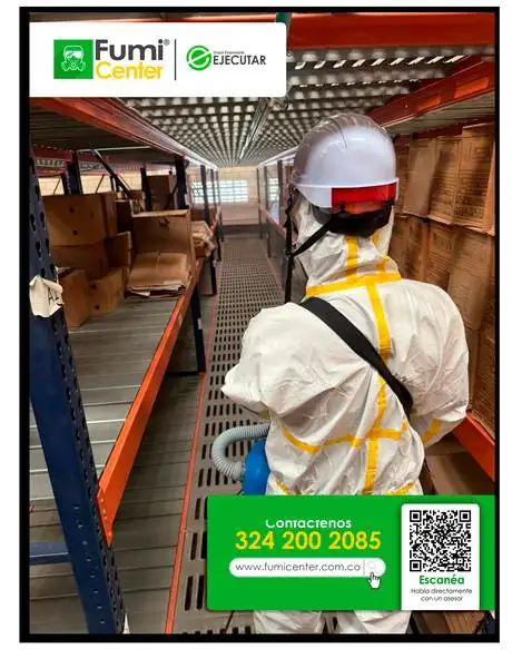 Fumigación profesional en Santa Marta: técnico de FumiCenter con equipo de protección aplicando insecticida (foto 22)
