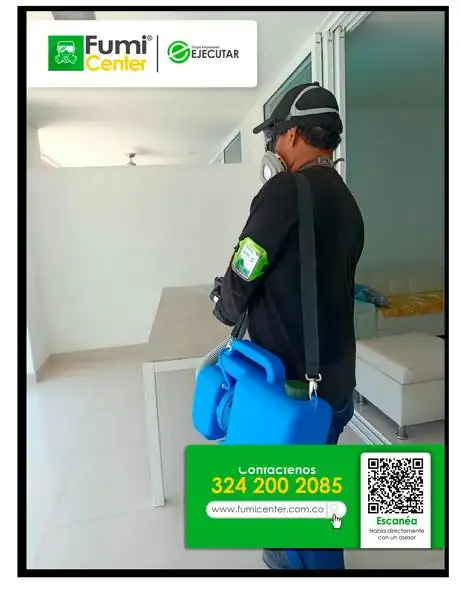 Fumigación profesional en Santa Marta: técnico de FumiCenter con equipo de protección aplicando insecticida (foto 27)