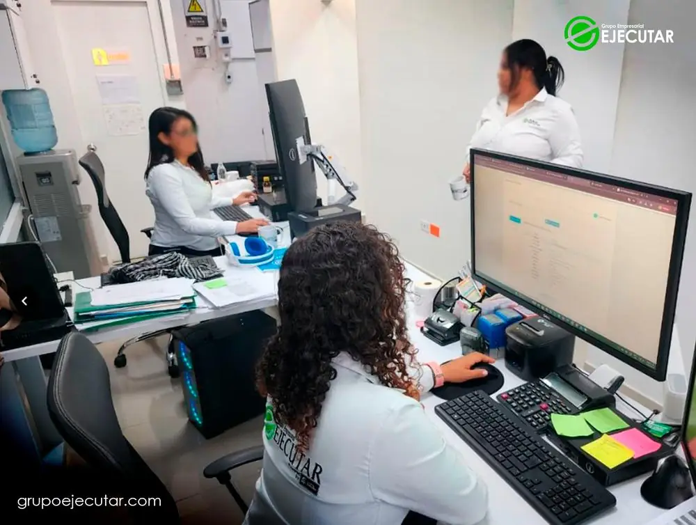 Equipo de trabajo de FumiCenter en la oficina de Santa Marta · FumiCenter, Santa Marta